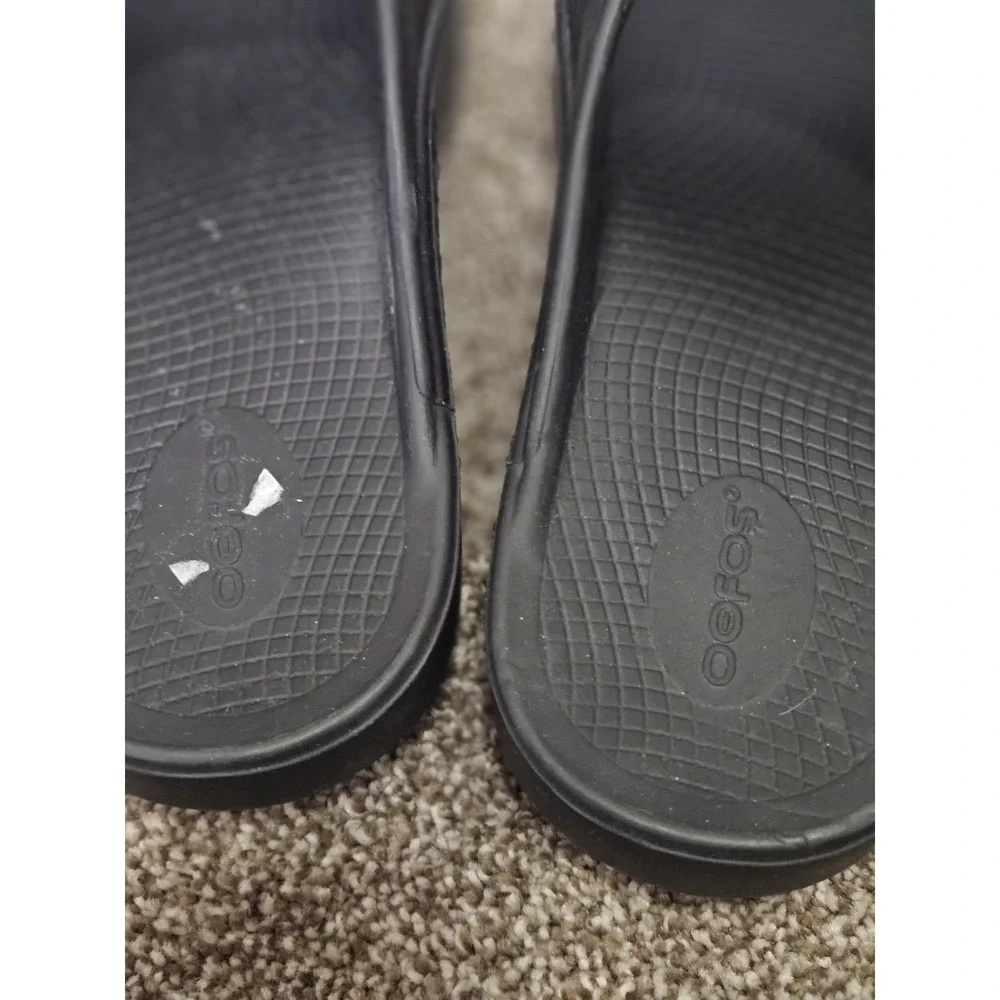 black OOFOS OOahh‎ recovery slide sandals. Mens 8 Woman's 10